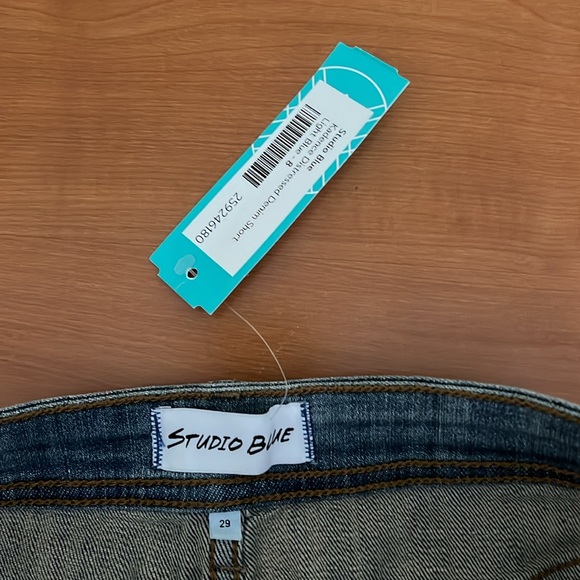 Studio Blue medium light blue distressed jean shorts Size 29. NWT - Picture 3 of 3